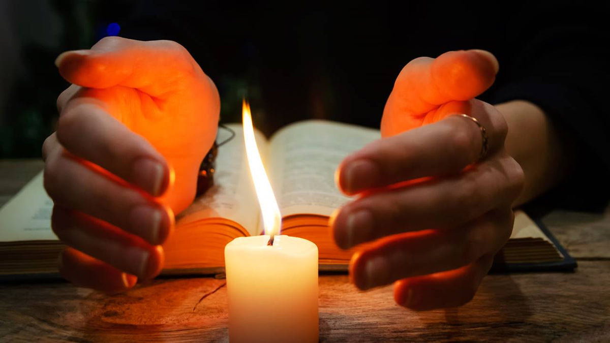 Descubre la energía del fuego en la magia con velas